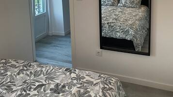 Comfort-lejlighed - tekøkken - udsigt til flod | Mørklægningsgardiner, lydisolering, strygejern/strygebræt, gratis Wi-Fi