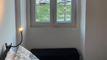 Rideaux occultants, chambres insonorisées, fer et planche à repasser