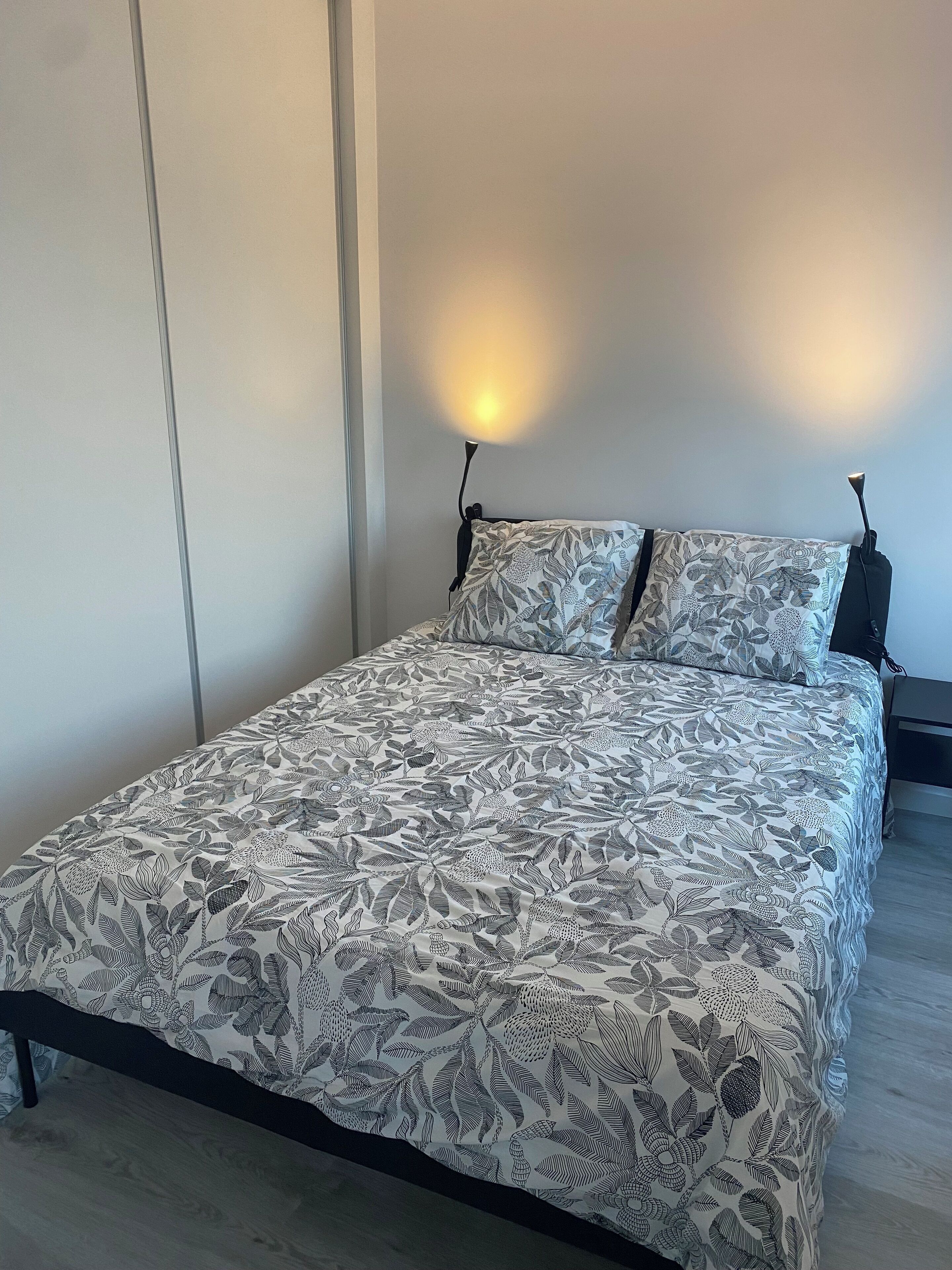 Departamento Confort, cocineta, vista al río | Cortinas blackout, insonorización y tabla de planchar con plancha 