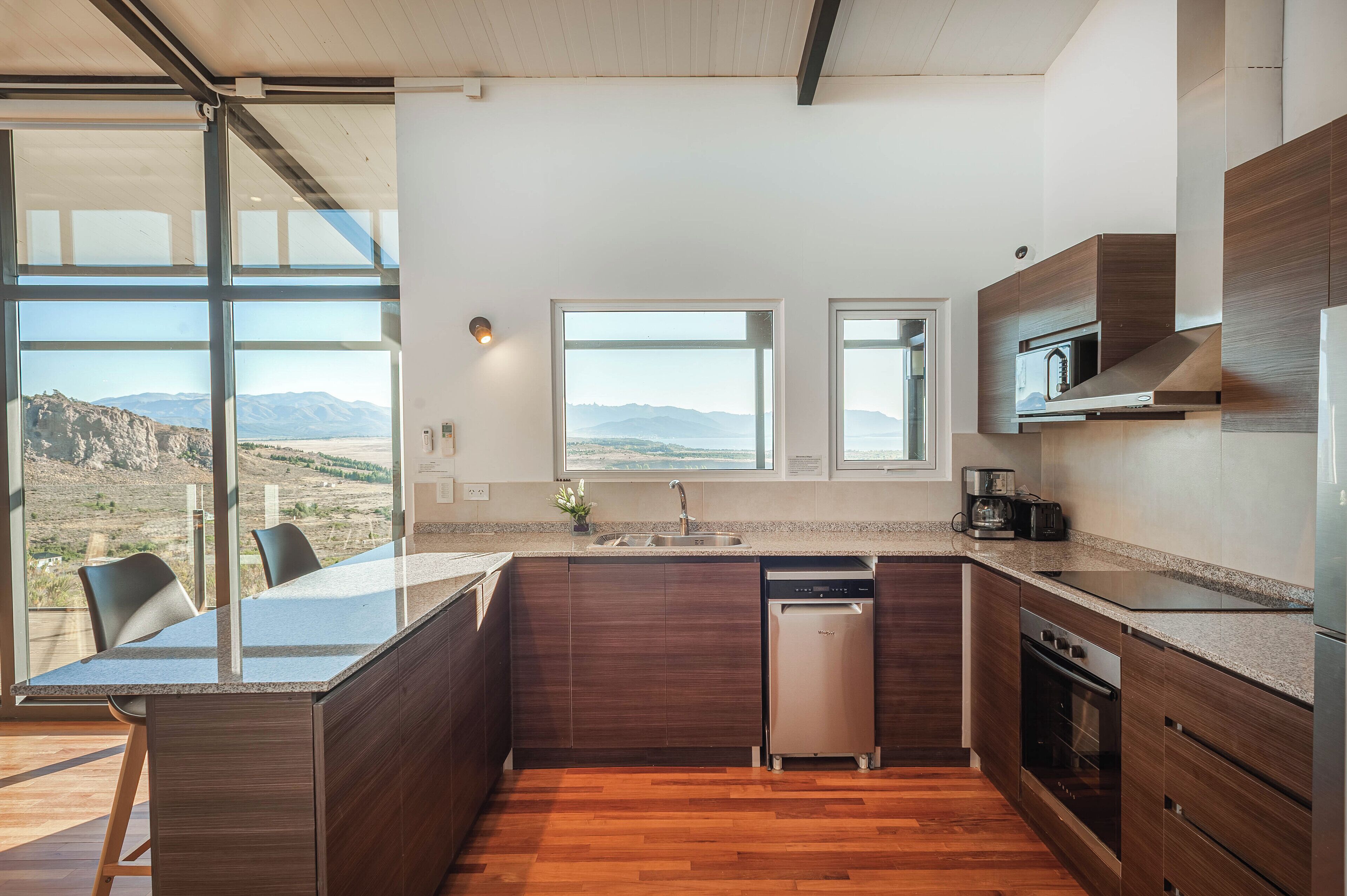 Microondas, horno, placa de cocina y lavavajillas