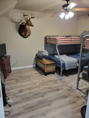 2 Schlafzimmer, Bügeleisen/Bügelbrett, Bettwäsche