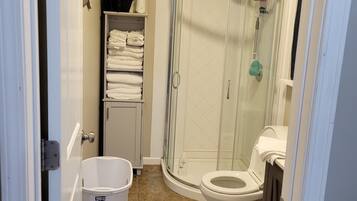 Dutxa, tovalloles, sabó i paper higiènic