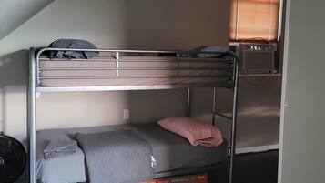 2 dormitoris, planxa i posts de planxar i roba de llit