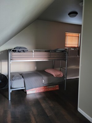 2 dormitorios, tabla de planchar con plancha, ropa de cama