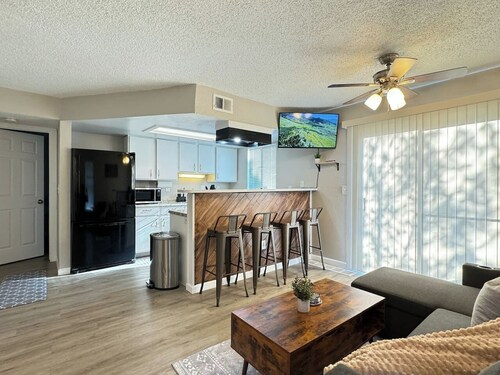 The Cozy Condo: Your Home Base near all amenities!
