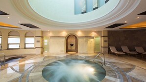 A spa area with a hot tub, lounge chairs, and a large arched doorway. - Villa Del Arco Luxeresort 2BDRM Oceanfront Suite,Oct 1-6 in 6ppl CABO SAN LUCAS! (Cabo San Lucas)