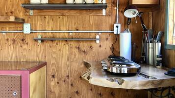 Un four, cafetière-théière