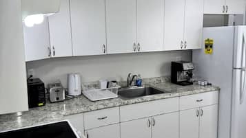 Micro-ondes, four, plaque de cuisson