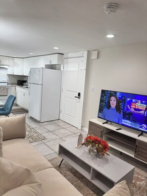 TV - Julie's Cozy 1BR Apartment (uniondale)