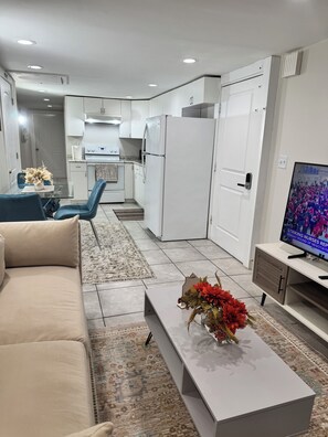 TV - Julie's Cozy 1BR Apartment (uniondale)