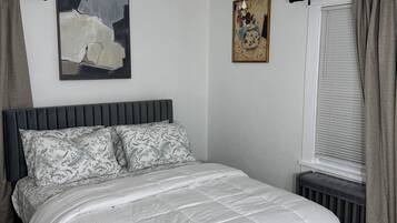 1 slaapkamer, een strijkplank/strijkijzer, wifi, beddengoed