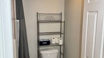 Secador de cabelo, toalhas de banho, sabonete, papel higiênico