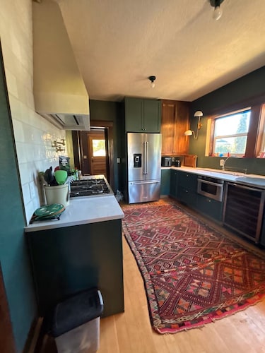 Spacious 4-bedroom house with AC, just steps from Mississippi Ave in Portland