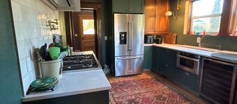 Spacious 4-bedroom house with AC, just steps from Mississippi Ave in Portland