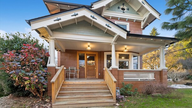 A two-story house with a front porch, a staircase, and a small garden area. - Gorgeous private home! Central Air 4 beds, hot tub, patio, designer furnishings (Portland)