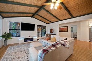 Smart TV, fireplace, table football - Scenic Forest Cabin w/ Deck • Discounted (Pollock Pines)