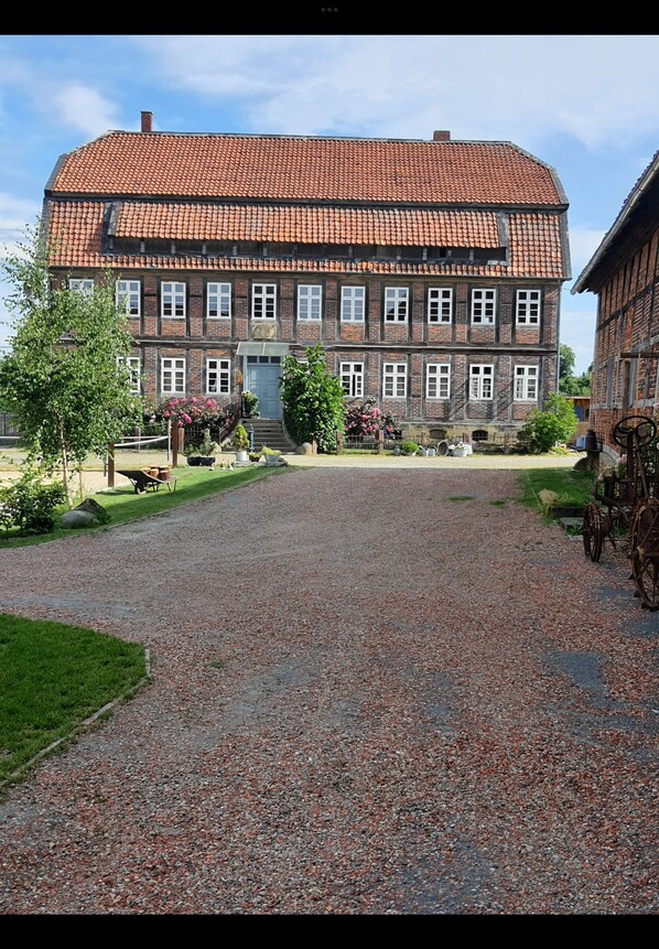 المنشأة من الخارج