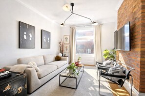 Smart TV, books, computer monitors -
Upscale 3-Story German Village Home - Near Cafés (Columbus)