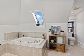 Asciugacapelli, asciugamani, sapone, shampoo