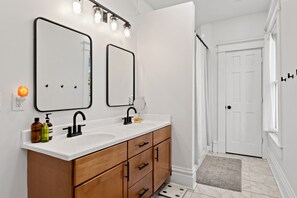 Hair dryer, towels, soap, shampoo -
Upscale 3-Story German Village Home - Near Cafés (Columbus)