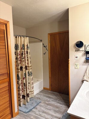 Shower, towels, soap, toilet paper - Hepp’s Serenity (Murphy)