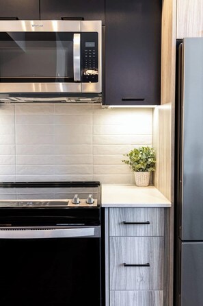 Réfrigérateur, micro-ondes, four, plaque de cuisson