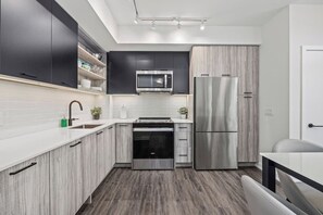 فرن، غسالة أطباق، مستلزمات طهي/أطباق/أوعية، مائدة طعام