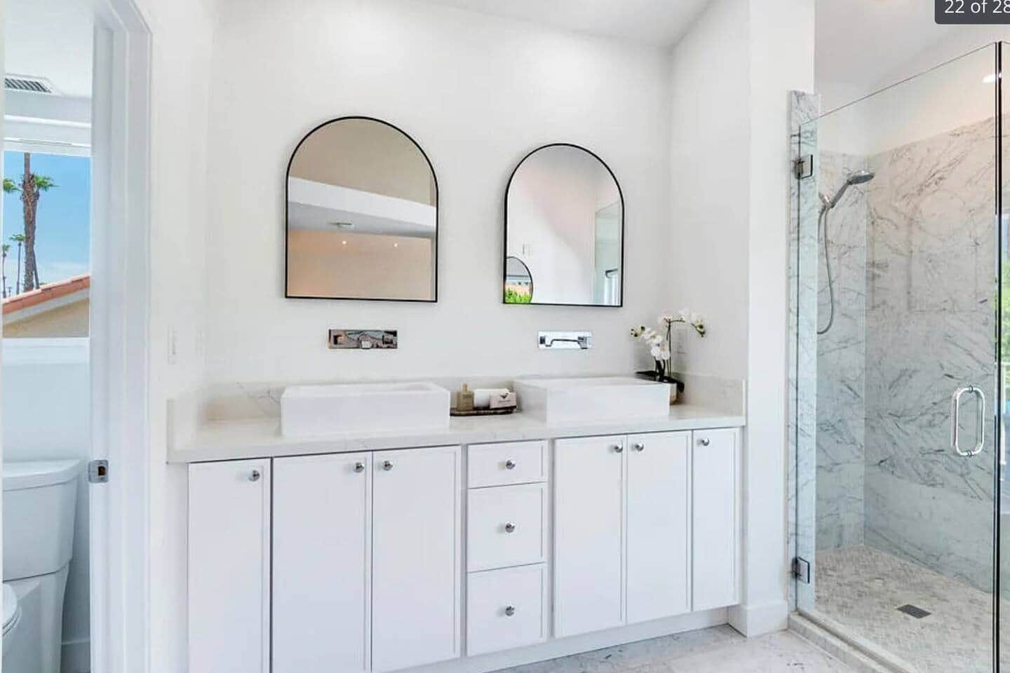 Secadora de cabello, jabón, papel de baño 