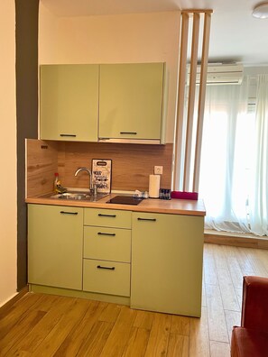 Private kitchen - #702: Cozy Central Studio, Balcony, City View, Metro Access. Perfect for Couples (Central Macedonia)
