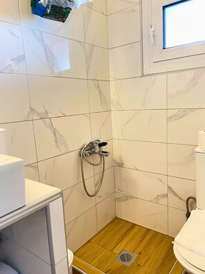 Shower, hair dryer, towels, soap - #702: Cozy Central Studio, Balcony, City View, Metro Access. Perfect for Couples (Central Macedonia)
