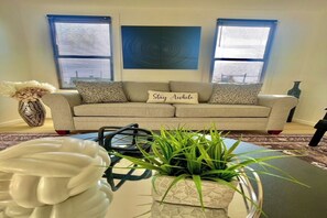 Smart TV - The Luxe Borough fits 10 people! 20 mins from American Dream! (East Orange)