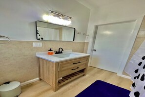 Secador de pelo, toallas, jabón y papel higiénico