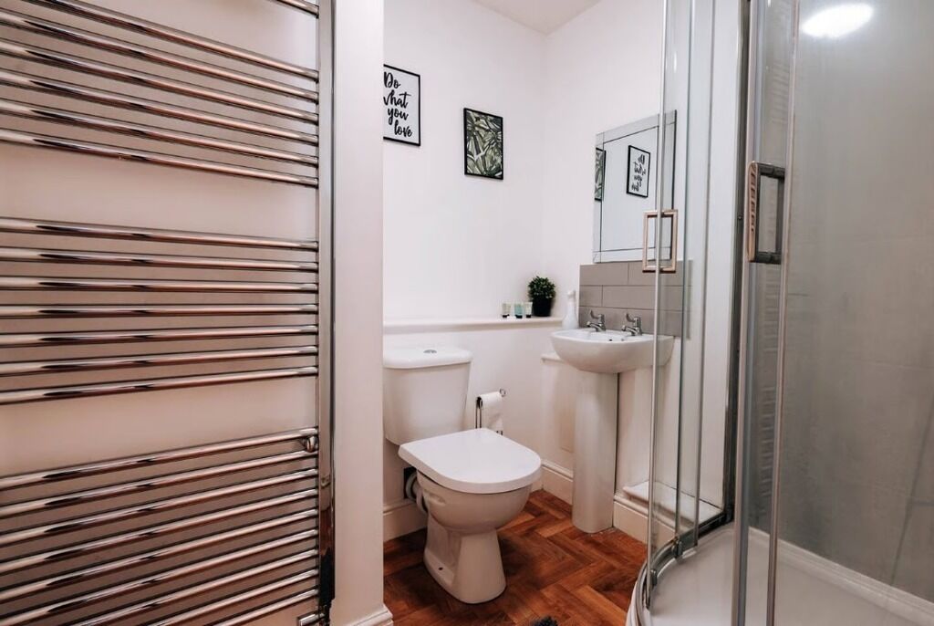 Dusch, hårtork, handdukar och toalettpapper