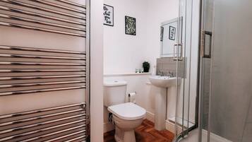 Dusche, Haartrockner, HandtĂŒcher, Toilettenpapier