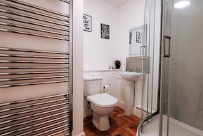 Dusche, Haartrockner, Handtücher, Toilettenpapier