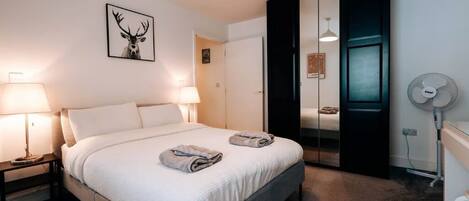 2 室のベッドルーム、アイロン / アイロン台、WiFi、ベッドシーツ