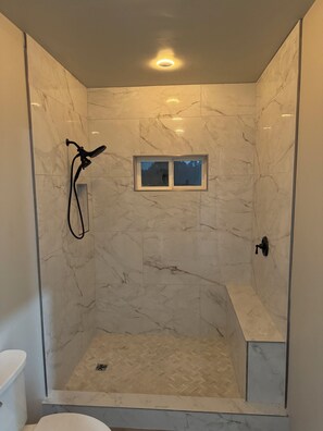 Sèche-cheveux, serviettes fournies, savon, papier toilette