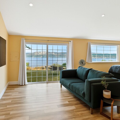 Charming Cottage with Amazing View of Clear Lake