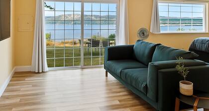 Charming Cottage with Amazing View of Clear Lake