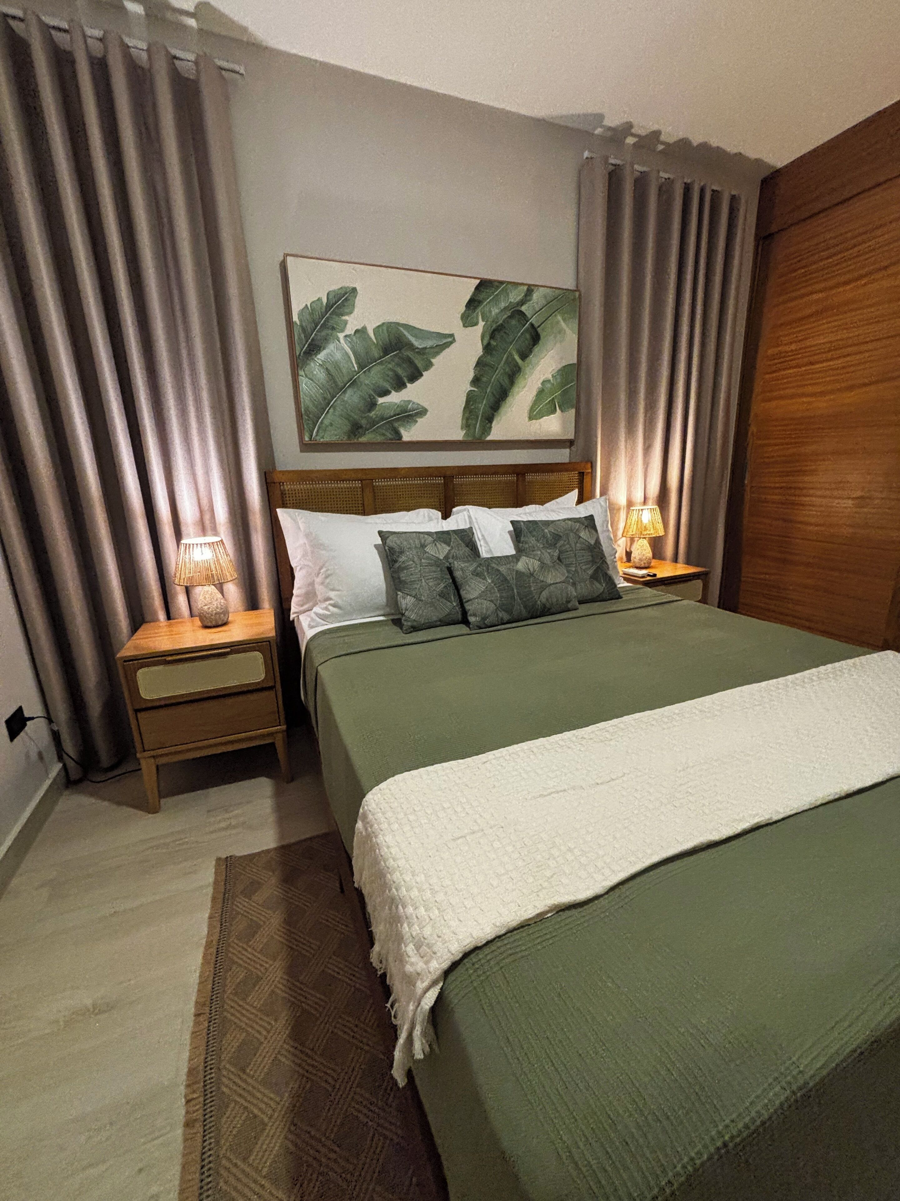 Tabla de planchar con plancha, wifi y ropa de cama 