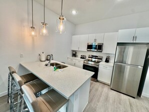 Fridge, microwave, oven, stovetop - The Fabulous Retreat by Disney (Davenport)
