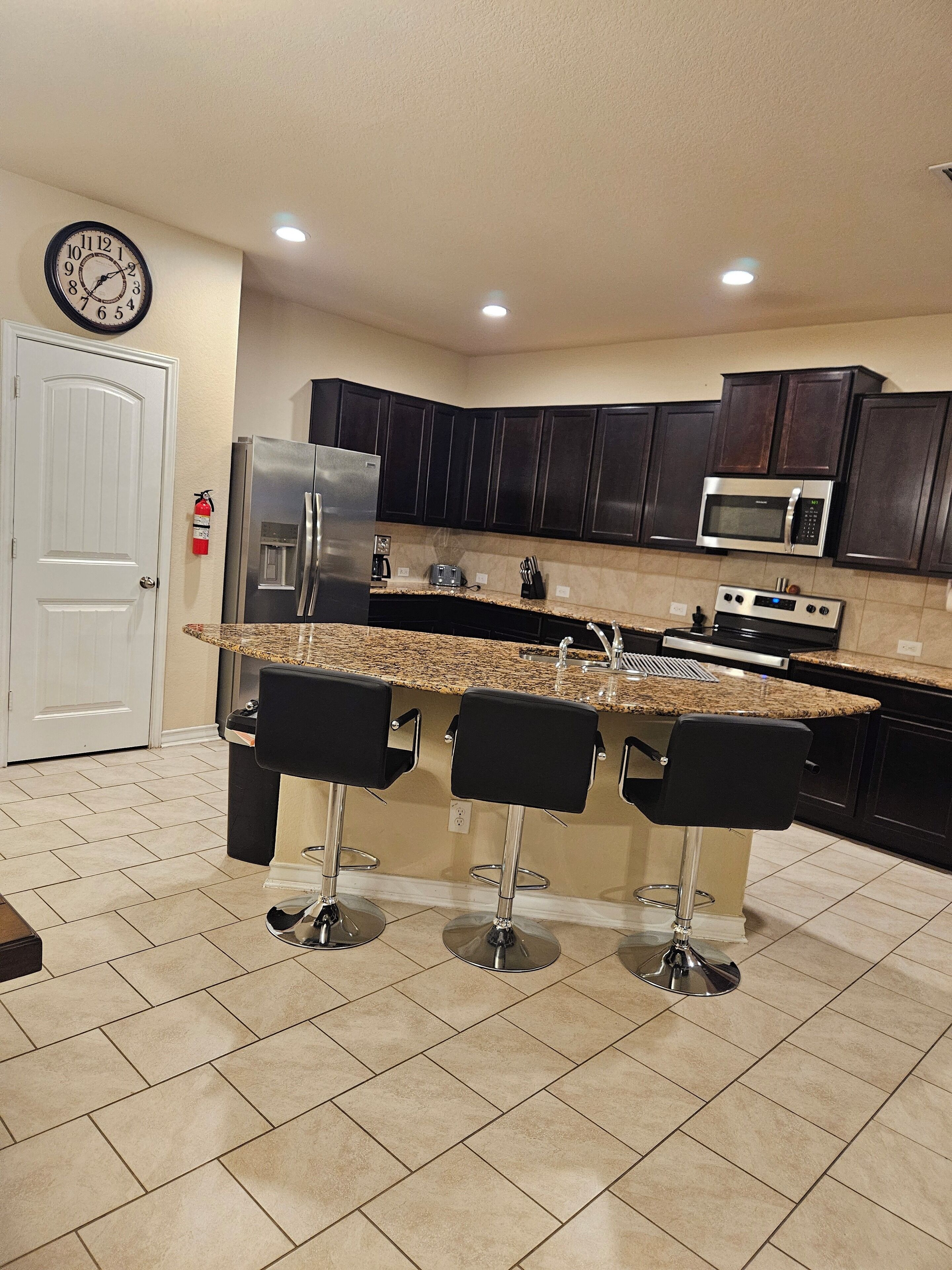 Four à micro-ondes, un four, surface de cuisson, lave-vaisselle