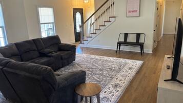 TV connectée, livres, chaîne hi-fi