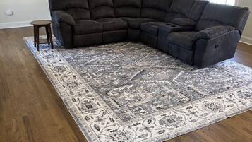 TV connectée, livres, chaîne hi-fi