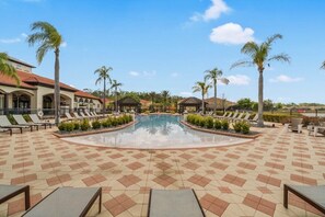 حمّام سباحة مُدفَّأ