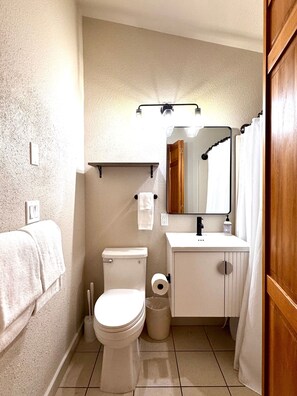 Een haardroger, handdoeken, zeep, shampoo