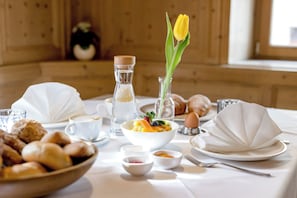 Free daily continental breakfast - Hotel Schmuckhof (Klausen)