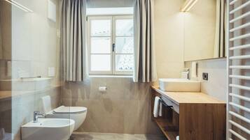 Set di cortesia gratuito, asciugacapelli, asciugamani, shampoo