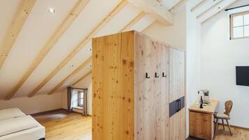 In-room safe, desk, soundproofing, free WiFi