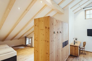 In-room safe, desk, soundproofing, free WiFi - Hotel Schmuckhof (Klausen)